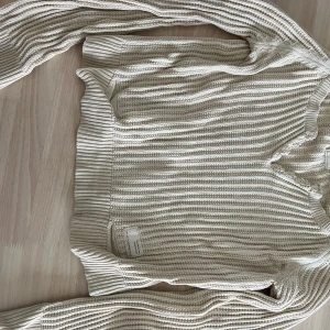 Odd Molly stickad tröja  - Stickad tröja från Odd Molly. Odd Molly har speciella storlekar men skulle säga att den är mellan S-M. Använd men fortfarande i fint skick. Liten rosett bak 