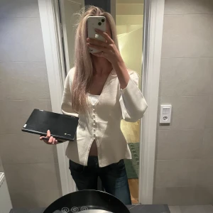 Beige kofta  - Jättefin beige kofta från gina som är helt ny och endast använd 1 gång (prislappen är kvar). Helt slutsåld på hemsidan därav priset. Storleken är M men passar mig som vanligtvis är xs/s!!