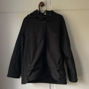 Höst jacka - Det är en höst och vår jacka har använt den men är fortfarande i bra skick 