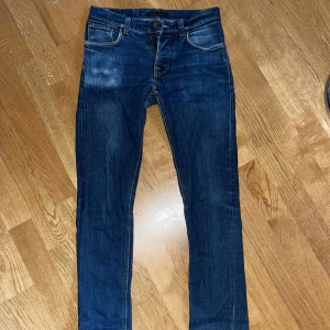 Nudie Jeans  - Säljer nu mina feta Nudie Jeans i väldigt sparat skick. Storlek 29:30 (Grim Trim). Skick 9/10, Inge defekter. Hör av dig vid fråga✌️