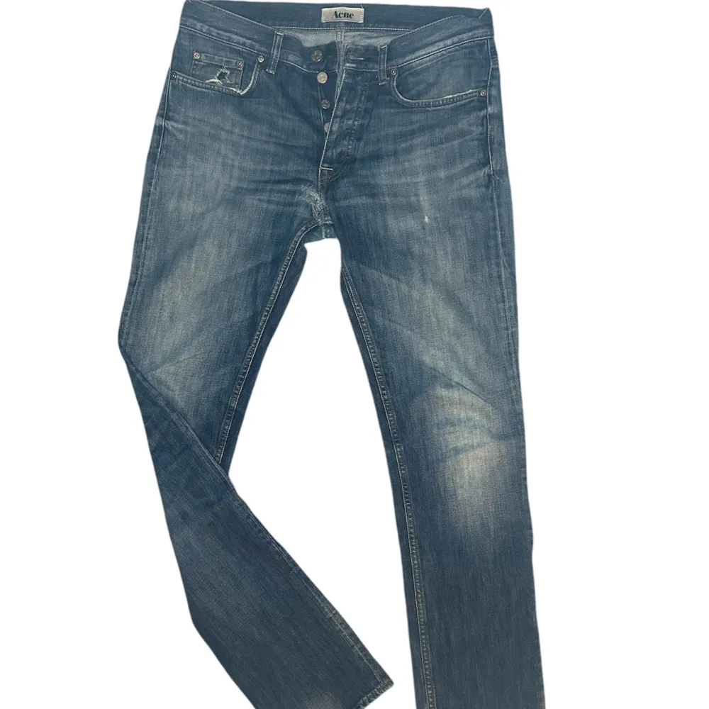 Säljer ett par Acne jeans i snygg mörkblå/ljustvätt. Modern passform och hög kvalitet. Perfekt för en stilren look. I mycket gott skick! Tillkommer en defekt (bild 4) som ej syns när jeansen är på  Tveka inte att höra av dig vid funderingar✨✨. Jeans & Byxor.