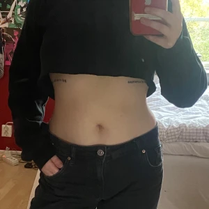 Croppad tjocktröja - En väldigt croppad svart tjocktröja från Missguided! Storlek S och lite oversize, använd fåtal gånger. 