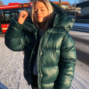 Grön bikbok jacka  - Grön bikbokjacka, saknar tyvärr luva. Kontakta för fler bilder💕 (lånad bild, luva finns ej)