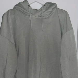 Hoodie - Ljusgrön Hoodie från lager 157 i storlek L och aldrig använd💚