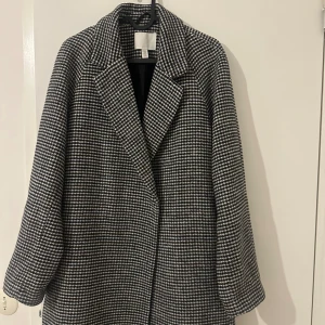 HM coat  - Xs/S  Shopped this one last winter and still is in a really good condition without any wholes or damages. 