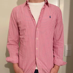 Randig Ralph Lauren Skjorta - Tja, säljer nu min riktigt feta raffe skjorta! Skicket är 9/10 då den inte alls är mycket använd och den har inga slitage eller defekter. Jag är 184 på bilden och storleken är M. Kom gärna med ett rimligt prisförslag!😁