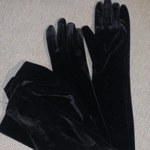 Svarta långa handskar - Velvet tyg perfekt för halloween, ball eller bröllop! Ca 30cm ärm