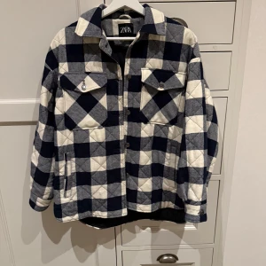 Höstjacka - Super snygg och mysig höstjacka! Har används endast två gånger! Perfekt till promenader i stan eller naturen💕🍁 Buda för bättre pris😎