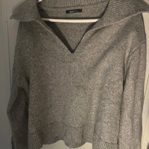 Stickad tröja  - Superfin stickad tröja med v-ringad hals/krage och vida slitsärmar! 