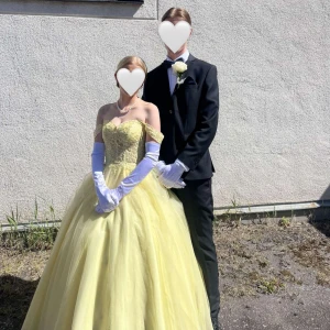 Gul balklänning - Säljer nu min otroliga balklänning 💛 Klänningen köptes på  Bröllopshuset i Linköping 2023, klänningen är alltså enbart använd en gång. Klänningen är i storlek 34. Ingår även underkjol samt klänningsfodral i priset💛