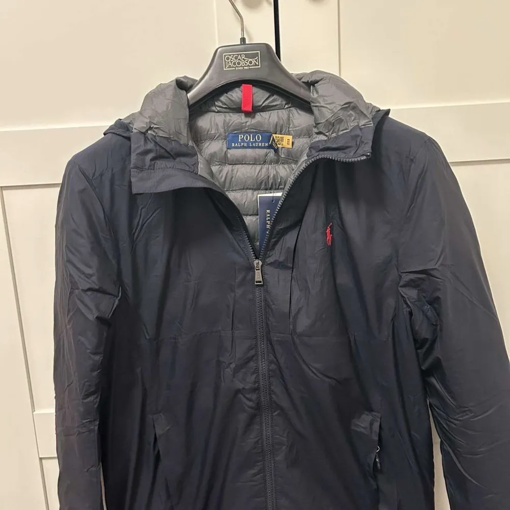 Tja, säljer nu denna helt nya jackan ifrån polo Ralph lauren. Påse finns och den går att packa in till en liten påse. Den är givetvis äkta och priset kan diskuteras vid snabb affär. Jackan är i polyester och den är vattentät. Takit.