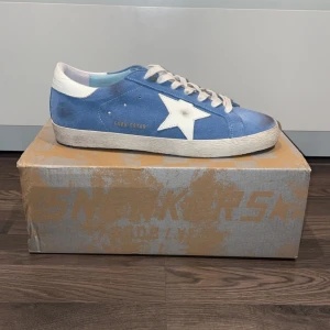 Golden goose skor  - Feta och unika golden goose 🙌🔥| Skick: 10/10, nya med alla tillebehör | Storlek: 43 | Nypris: 5000+ | Pris: 2099 | Fraktar via postnord på köparens bekostnad | Hör av dig vid minsta fråga eller fundering📩 BVSA!