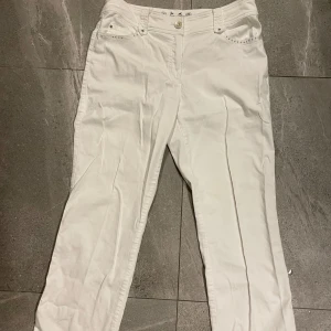 Vita jeans i rakmodell - Jätte fina vita jeans med fina detaljer som tyvärr inte kommer t användning🥰