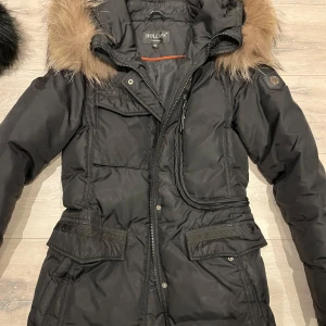 Hollies jacka - Vinterjacka ifrån hollies i en kortare modell. Jackan är i storlek 36 och jättefint skick, inga skador. Använda i ungefär 2 vintrar. Säljer pga inte min stil riktigt💕pris kan diskuteras, skriv för fler bilder/info