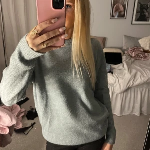 Stickad tröja  - Väldigt mjuk tröja inga defekter💕