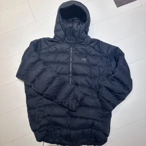 Arc’teryx Dunjacka Thorium - Galet varm jacka använd sparsamt förra vintern, sjukt skön och riktigt mysig! Köpte för cirka 5000 Pris kan diskuteras, byten tas