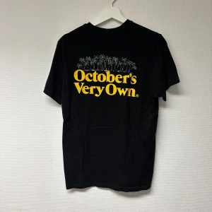 October's Very Own (Drakes brand)  - Säljer en fet t-shirt från drakes klädkollektion. Tillverkad i Kanada och i storlek M. Bra skick!! 