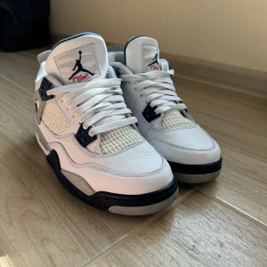 Air Jordan 4 midnight navy  - Äkta Air Jordan 4 I midnight navy använda max 5 gånger. Köpta direkt från Nike appen i storlek 37,5. 
