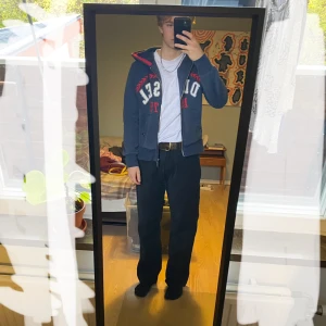 Vintage baggy Levis jeans - Bra skick men normala tecken på användning. Skriv om några frågor! Mått; midja: 44cm,  23.5cm benöppning, 105cm längd. Litet igensytt hål i skrevet som ej märks