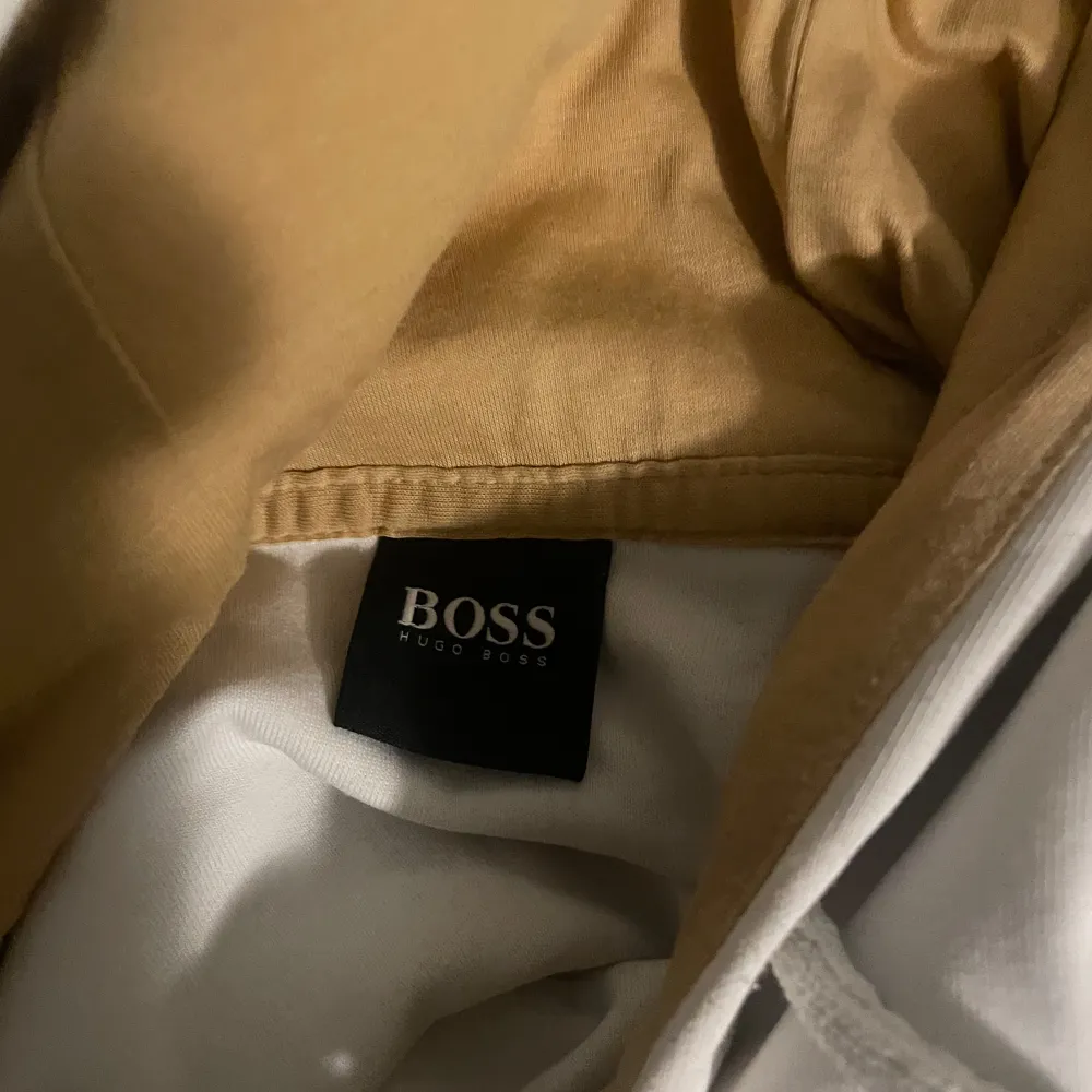 Storlek large Vit Hugo boss äkta finns Scan  1100 eller bra bud vid rätt köpare  Möts upp och affärer sker  Sala . Hoodies.