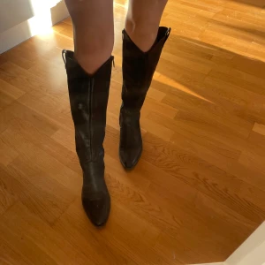 Boots - Boots i storlek 39, knappt använda 🖤 köpa för 829kr