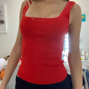 Röd topp - Urringad röd topp som är jätte söt och bekväm☺️☺️Aldrig använt pga av storleken