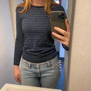 Mads Nørgaards 101 tröja - Mads nørgaarden 101 tröja i marinblått med silver ränder. Mycket bra skick! Kommer tyvärr inte till användning. Onesize, passar xs-m.