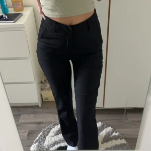 Kostymbyxor från bikbok - Kostymbyxor från bikbok använda en gång. Nypris 500 kr 