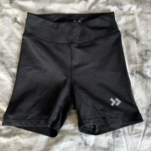 Träningsshorts - Träningsshorts/ cykelbyxor från lager157 (säljs ej längre) i bra skick. Säljer pga de är för små. Storlek: S. Skriv om ni undrar något!