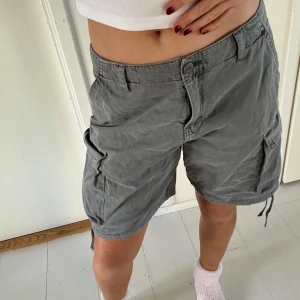 Gråa shorts  - Gråa baggy shorts. Aldrig använt. Har normalt storlek 38. 