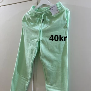 Clothes& shoes - Säljer fina kläder i bra skick! - Storlek:  Mjukisar: 158 barn Svart klänning: (m) Klackar:( 38) Vinterskor:( 39)