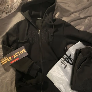 tuttolente tracksuit - säljer nu min triple black MT tracksuit. riktigt fet tracksuit, säljs inte längre så passa på. hoodien är size S byxorna size M. stickers och påse medföljer! om ni har några funderingar ba o höra av sig kan lösa riktiga bilder oxå de ba o fråga! pris kan diskuteras om snabb deal