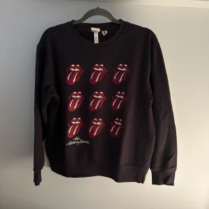 The Rolling Stones tröja. - The Rolling Stones tröja från HM i stil S. Skön tröja som fortfarande är bra i skicket!💗