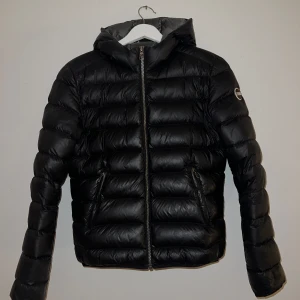 Colmar jacka - Svart dunjacka från Colmar i storlek XS/34. Äkta. Köpt på Jackie.   Använd men i väldigt bra skick 🤗  Prefekt som höst/vinterjacka!  Kan tänka mig att gå ner lite i pris vid snabb och smidig affär 🌸