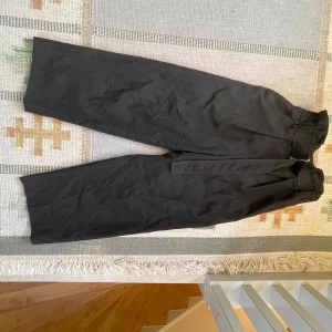 Arket trekvartsbyxor - Ull/syntet. Strax nedan knälängd. Elastisk midja