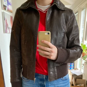 Vintage skinnjacka - Köpt second hand och sedan knappt använt den. Bra skick! Den är i storlek 40, men skulle säga s/xs. 