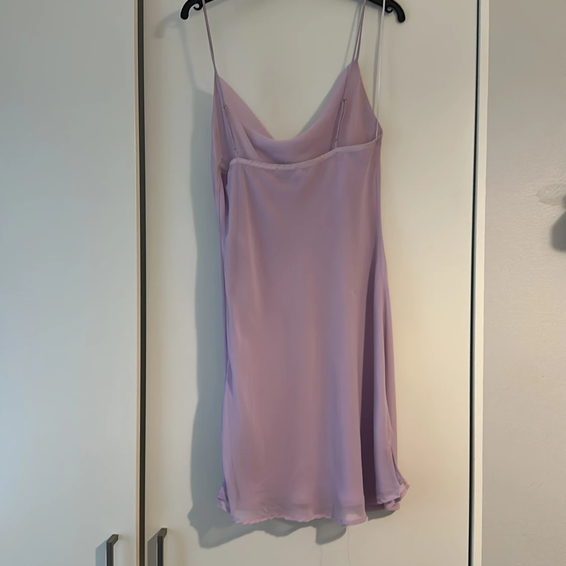 Ljuslila axelbandslös klänning - 90