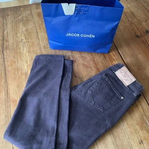 Jacob Cohen jeans - Säljer dessa Jacob Cohen jeans!  Dem är kvinno model tror jag, funkar dock på mig med W.29 och är 175. Färgen är Lila men är mörk så går ändå ihop med mycket. Jeansen är i gott skick! Lådan ingår inte. (På bilden med jeansen på, lite mörkare än irl)