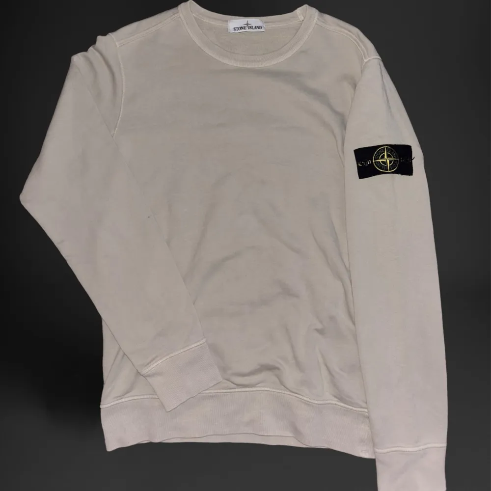 Fet beige stone island tröja för fett bra pris!! Skriv vid minsta fundering🗡️🗡️. Hoodies.