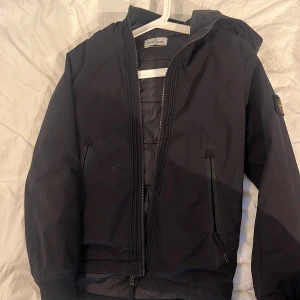 Stone island jacka - Väldigt bra skick på jackan! Har använt den få gånger. Är i storlek 12 år 