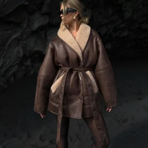 Hanna schönberg x nakd jacka  - Fin jacka från nakd, storlek 34. Säljs då den är för stor 