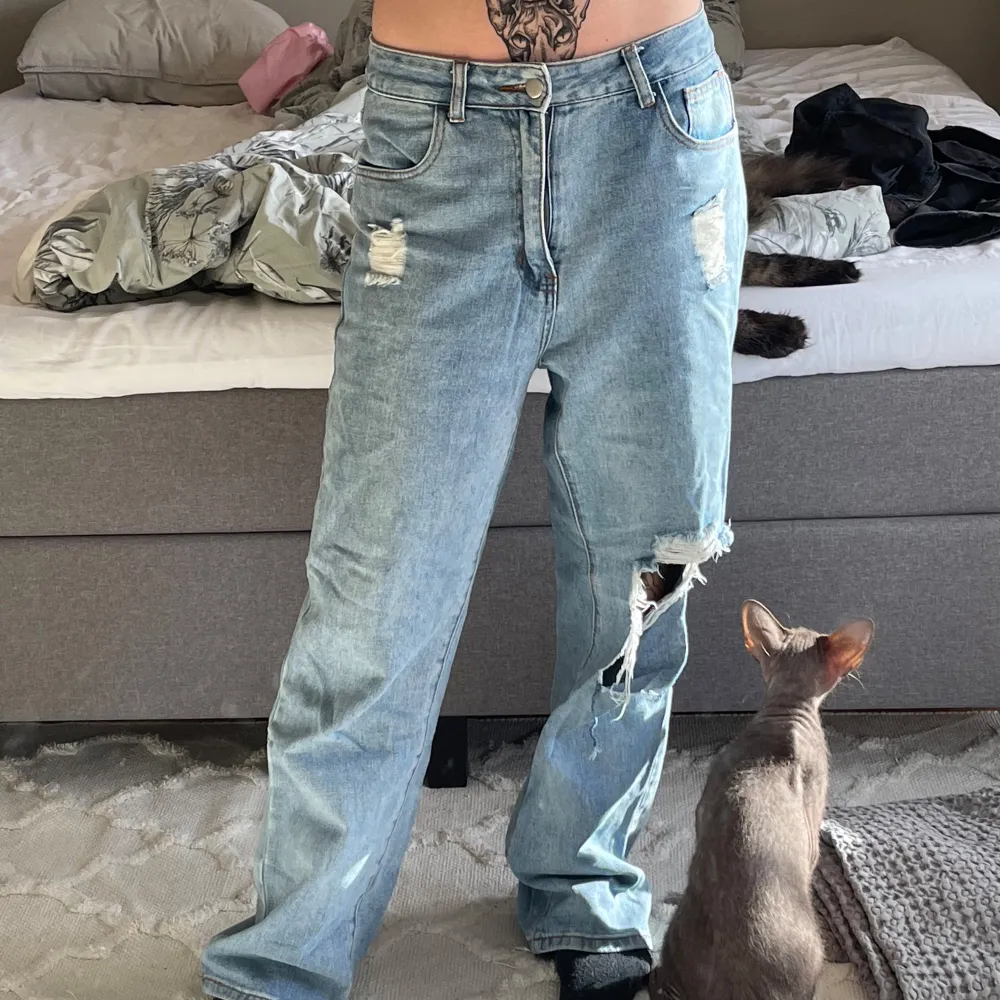 Blå baggy jeans i storlek M/38. Om man vill bära dom längre ner på midjan så passar som s/xs med. Jag har xs, första bilden visar hur dom sitter på mig. Från shein. . Jeans & Byxor.