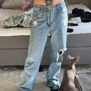 Baggy jeans - Blå baggy jeans i storlek M/38. Om man vill bära dom längre ner på midjan så passar som s/xs med. Jag har xs, första bilden visar hur dom sitter på mig. Från shein. 
