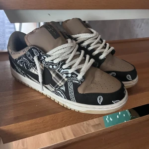 Nike sb dunk Travis  - Väldigt bra skick säljes pga fel storlek. Får med original lådan plus rosa och svart skosnören   Storlek 44 