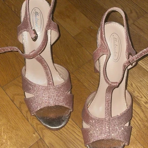 Glittriga rosa klackar - Snygga glittriga rosa klackar, perfekta för festliga tillfällen. Endast använda en gång, så i nyskick. 