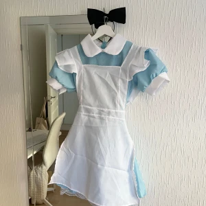 Alice i underlandet kostym - Utklädnad till tillexempel halloween eller annan fest. Använd 1 gång. Har några tecken på användning (se bild). Köpt på Fyndiq. Storlek M men skulle säga XS-S. Medföljer klänning, förkläde och pannband med rosett. Nypris 359kr
