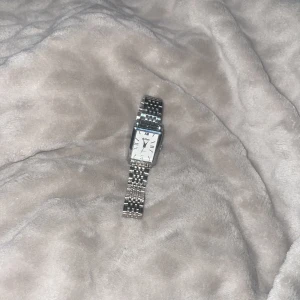 silver klocka✨ - (intressekoll) tänkte kolla om det finns någon intresserad och isåfall kan skicka bud. Sitter som en smäck. Fler bilder endast intresserade