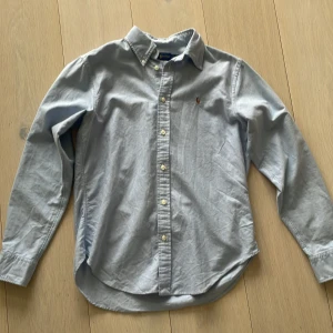 Ralph lauren skjorta  - Tjena säljer nu denna riktigt feta blå Ralph lauren skjortan. Då jag tyvärr växt ut den.
