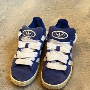 Adidas campus 00s - Jättefina blåda adidas campus som använtsfåtal gånger. Det med följer smala blå skosnören. Skorna är självklart tvättade innan försäljning.