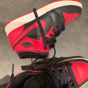 Air Jordan skor  - Skorna är äkta och endast använda ett fåtal gånger. De kommer aldrig till användning då jag inte vet hur jag ska matcha dem därför säljer jag dom💕 skriv för frågor eller fler bilder🙏🏽🙏🏽 (pris kan diskuteras vid snabb affär) 
